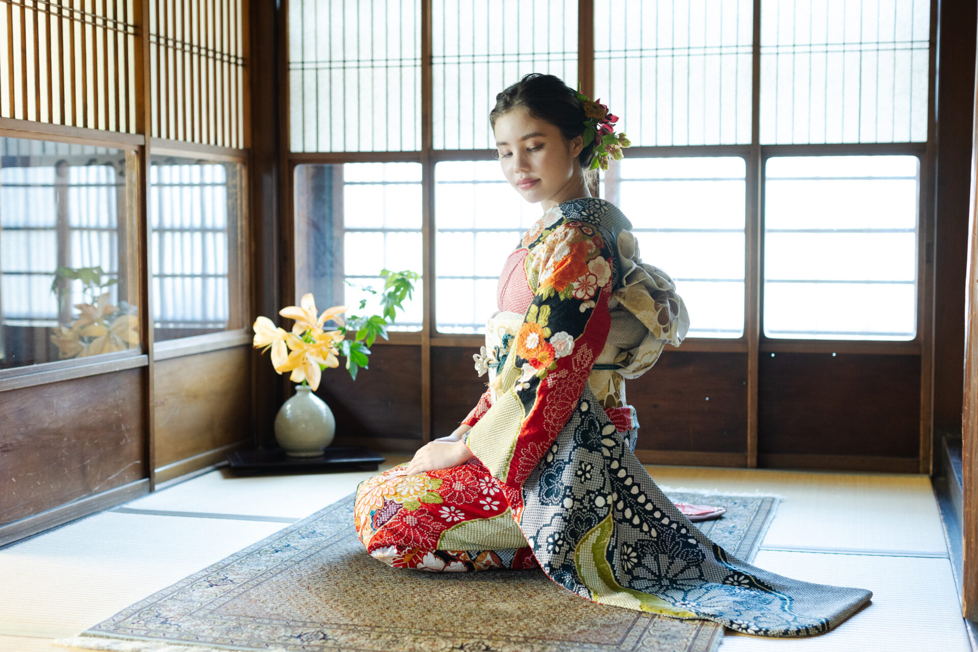 暑い夏。外はうだるような日差しですが、そんな今こそおすすめなのが「スタジオでの成人式前撮り」です。

「夏休み中に前撮りしておきたいけど、暑さが心配…」
「帰省のタイミングに合わせて撮影したい」
そんな方にぴったりのプランをご用意しております！

当館では、冷房完備の快適なスタジオで、振袖姿をしっかり・美しく残すことができます。

しかも、
★ 直前のご予約もOK！
★ 撮影当日までご来店不要！
★ 土日も空きあり！お仕事や学校の合間にも◎
★お盆のご予約もまだ間に合います！

「準備が大変そう…」と思っていた方もご安心ください。スタッフが丁寧にサポートいたしますので、ご安心ください。

この夏の特別な思い出として、
ご家族と一緒に、またはお一人で、振袖姿を写真に残しませんか？