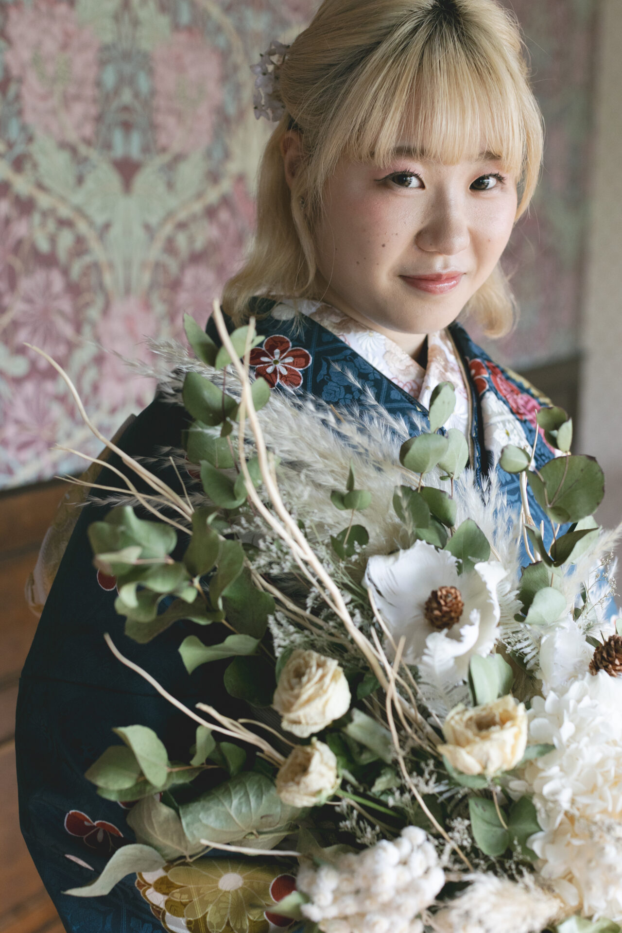 【成人式前撮り】 — Keyaki振袖フォトスタジオ
アンティークスタジオにて、ウイリアムモリスの華やかな壁紙を背景に撮影しました。
クラシカルで上品な雰囲気が振袖の美しさを一層引き立て、時代を超えた雅な世界観を感じさせます。

ドライフラワーのブーケも空間に溶け込み素敵な写真になりました。

ぜひこの特別な一瞬を、華やかなウイリアムモリスの装飾とともにお楽しみください。