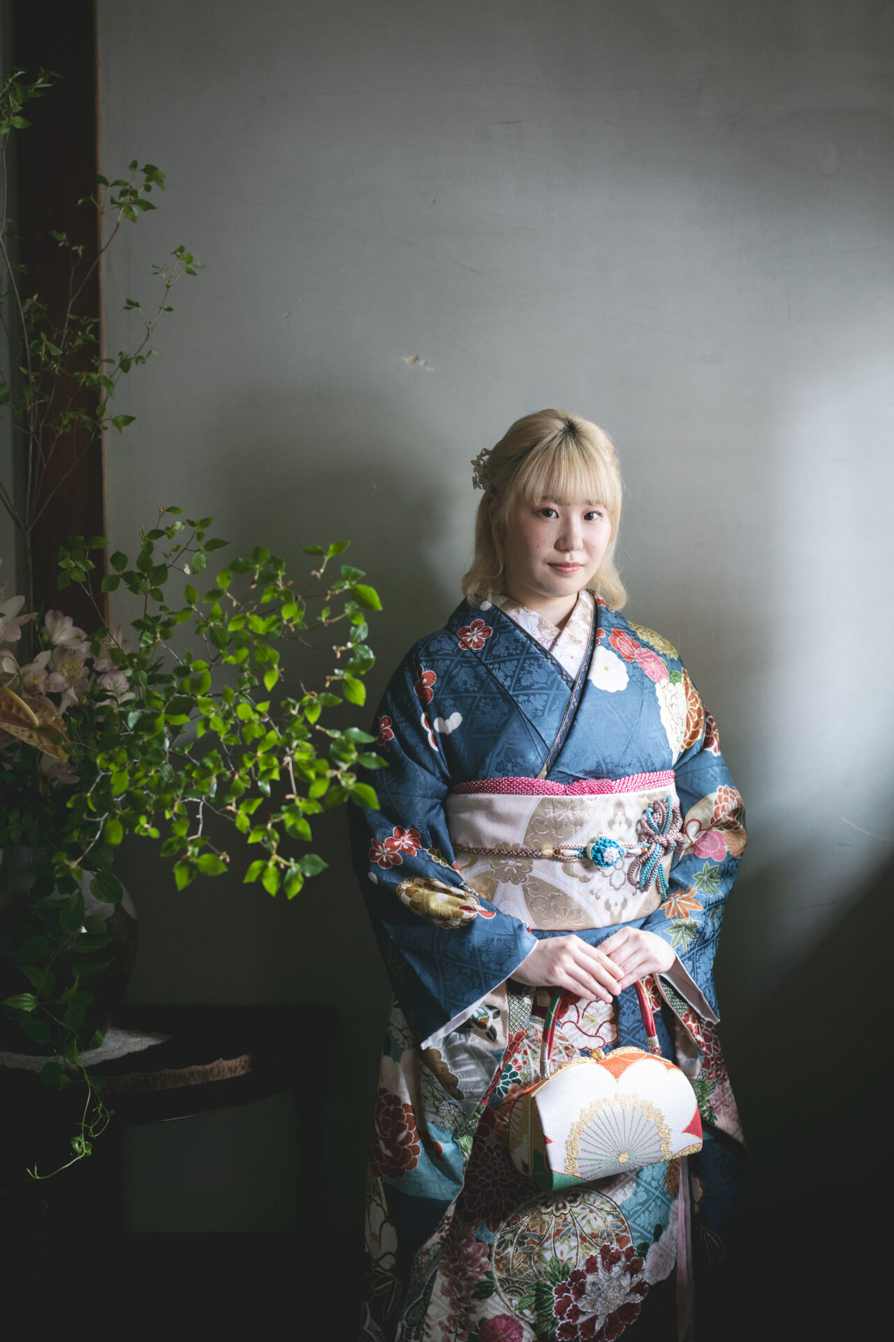 【成人式前撮り】
京町家の趣ある土壁に、アートのように飾られた生け花オブジェ。その前に立つお嬢様の振袖姿が、和の美しさをより一層引き立てます。伝統と創造が調和した、印象的な一枚になりました。









