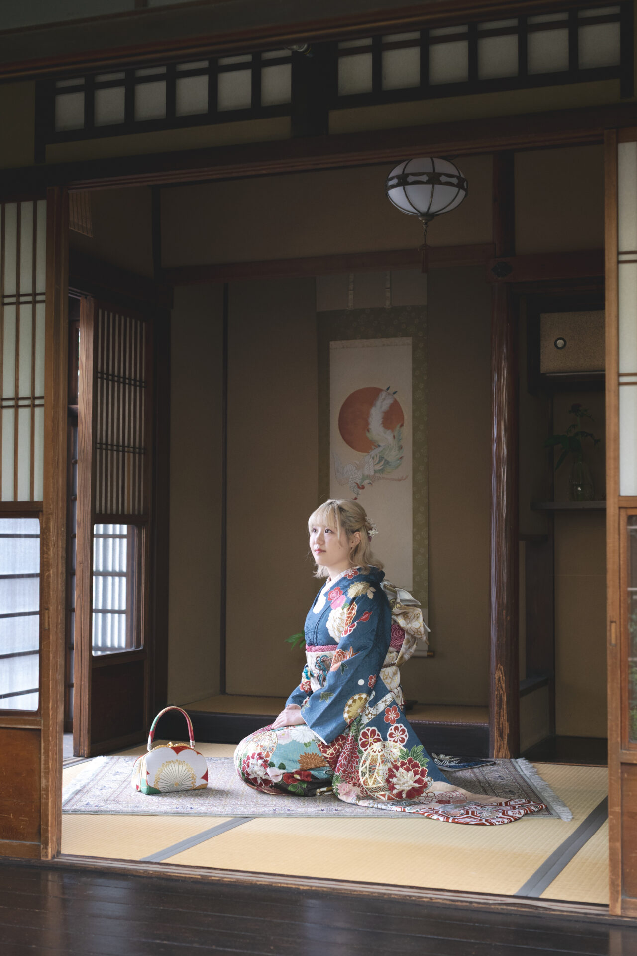 【成人式前撮り】
keyaki振袖フォトスタジオにて、京町家の和室での一枚。

畳の香りと、やわらかな自然光に包まれて――
凛とした佇まいが美しい、特別な瞬間を残しました。
伝統の趣ある空間に、振袖姿がしっとりと映えます。