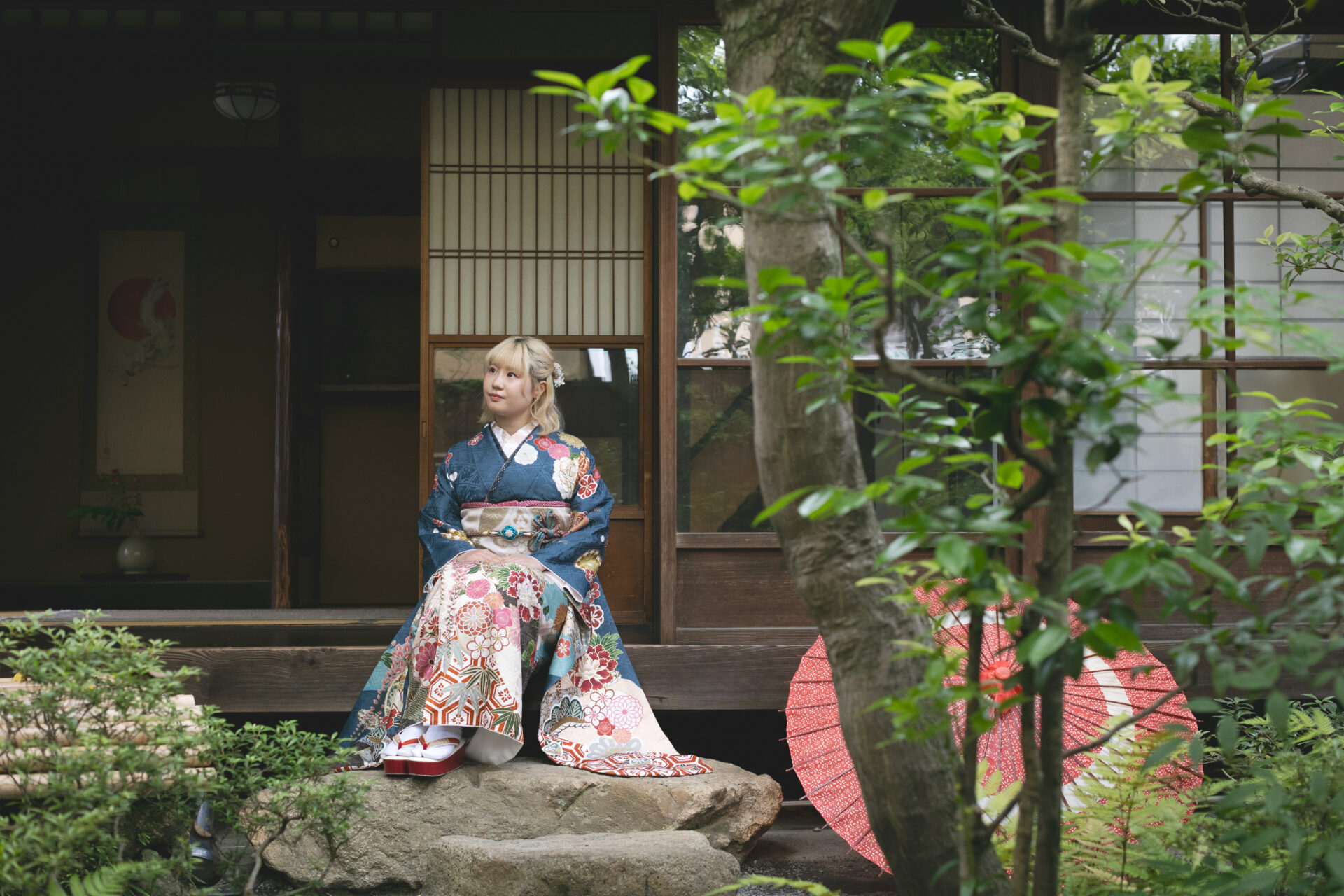 【成人式前撮り　京町家の縁側にて】
Keyaki振袖フォトスタジオの京町家撮影より、縁側での一枚をご紹介します。

古き良き日本家屋の趣を残す京町家の縁側にて、やわらかな自然光に包まれたお嬢様。
静けさの中に凛とした美しさが際立つ瞬間です。

振袖の柄やお嬢様のしぐさが、どこか懐かしくも新鮮な空気を運んでくれます。
伝統と今をつなぐ、そんな一枚となりました。