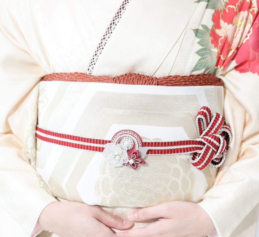 フォト成人式の新作のクリーム色の振袖のコーディネート