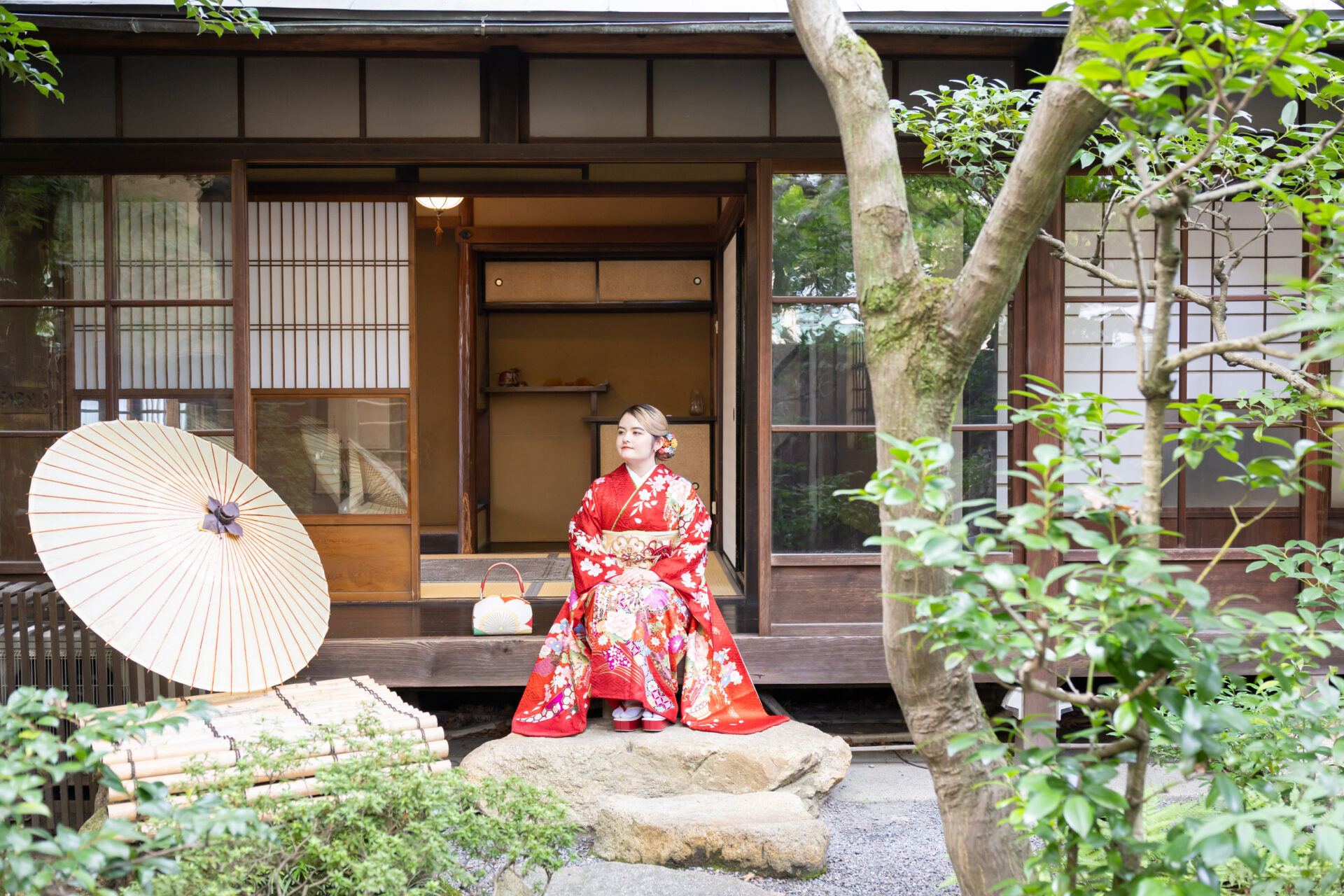 京町家の縁側にて。赤の振袖で成人式の前撮り。